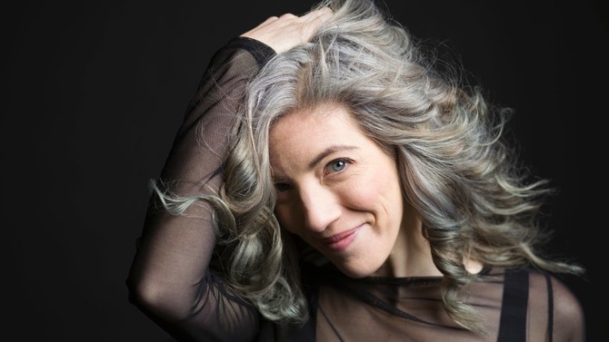 4 Fascinating Things Every Woman Should Know About Gray Hair