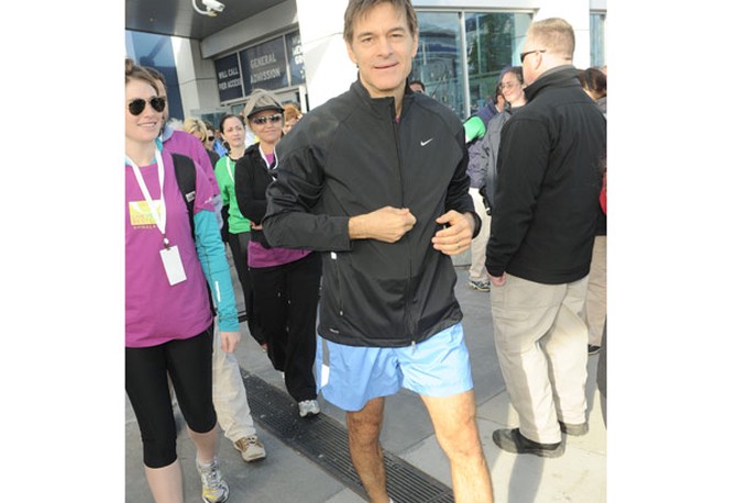 Dr. Oz warming up for the walk with Oprah for charity