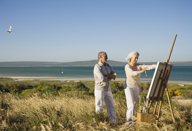 Man watching woman paint seaside